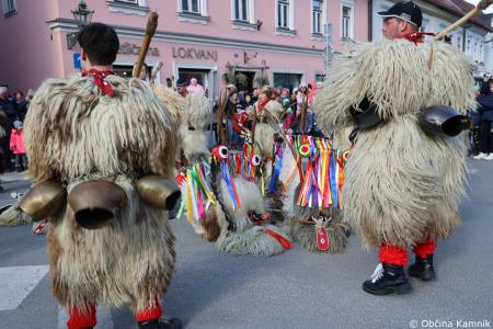 Kamnik so obiskali koranti iz Zamušanov pri Ptuju in v mestno jedro privabili nepregledno množico, željno ogleda tradicionalne pustne šege (65)